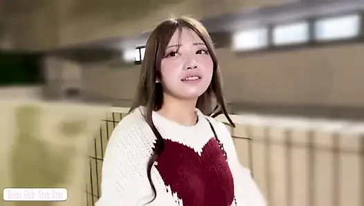 Uzaktan vibratör meşgul şehir sokaklarında yürüyen f fincan modeliyle alay ediyor