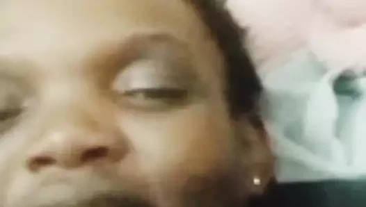 Zenci olgun kaltak telefonda karşılıklı mastürbasyon yapmayı seviyor,