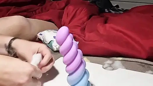 Pawg orta yaşlı seksi kadın o amcığını germek için şişman bir dildoya biniyor