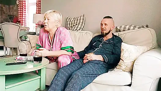 Tabu seks, üvey anne film izliyor, ben de ağzını açıyorum