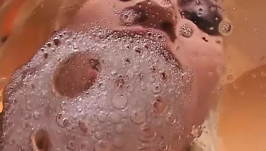 Adam ateşli esmer ve sarışın sürtükler tarafından sikini emdiriyor ve sonra dölünü boşaltıyor