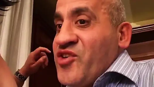 Azgın orta yaşlı seksi kadın mutfakta parmaklanıyor ve sikiliyor