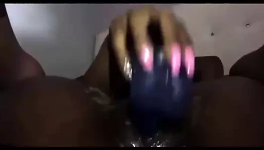 18 yaşındaki genç kız annesinin dildosuyla sıkı amını sikiyor