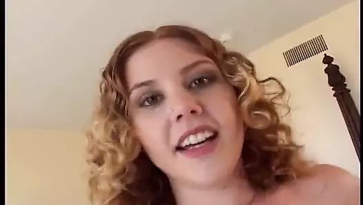 Sarışın genç kız amını siktirmeden önce sıkı göt deliği olan bir adamı yalıyor