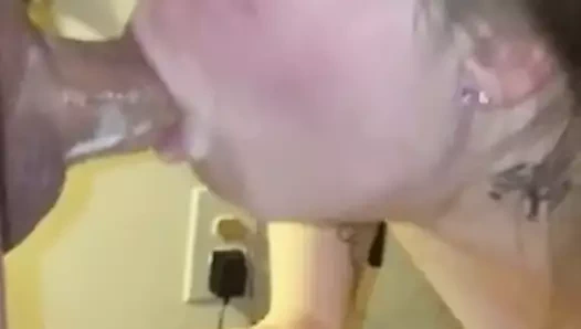 Belle salope qui aime nettoyer les bites de ses copains