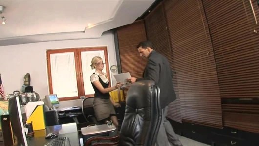 Sürtük sarışın kızın amcığı ve götü için büyük bir yarak