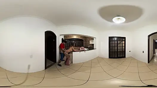 Kadın yönetici boş bir evde müşterisiyle emiyor ve seks yapıyor.