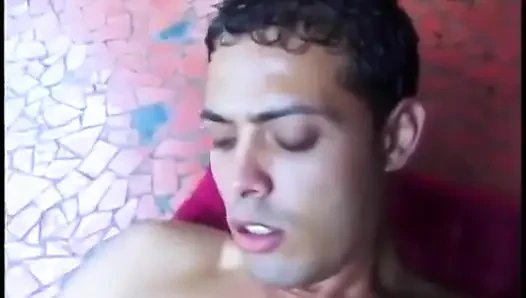 Meraklı sarışın kız verandada iki biseksüel adamla sikişmenin tadını çıkarıyor