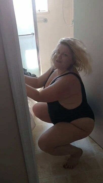 Büyük kıç sallayarak tek parça streç giysi içinde Bbw!