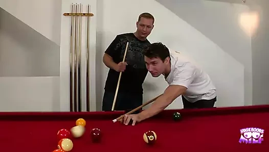 Havuzda oynadıktan sonra iki adam bu sıska sarışın kaltağı sikiyor ve yüzüne boşaldı