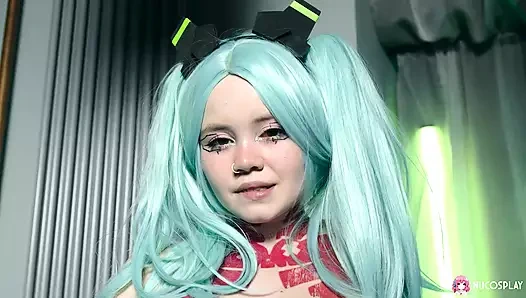 Azgın sürtük bebek Rebecca Nikson bize ıslak amcığını gösteriyor