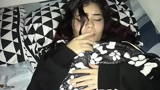 Minyon azgın yarakları ısıtmayı ve sonra amına sokmayı seviyor - porno