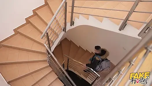 Fake hostel - capri lmonde güzel adam ona yardım edene kadar mastürbasyon sorunu yaşıyor