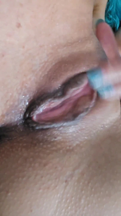 "Minyon mavi saçlı gotik bebek her iki deliği parmaklıyor ve küçük amcığıyla oynuyor ve çılgın orgazm" dan güçlü an