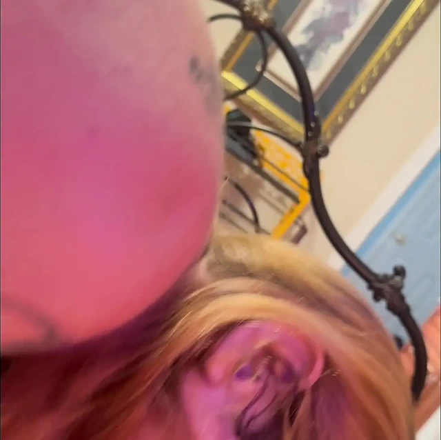 Üvey babaya sakso çekiyor ve yumruklanıyor