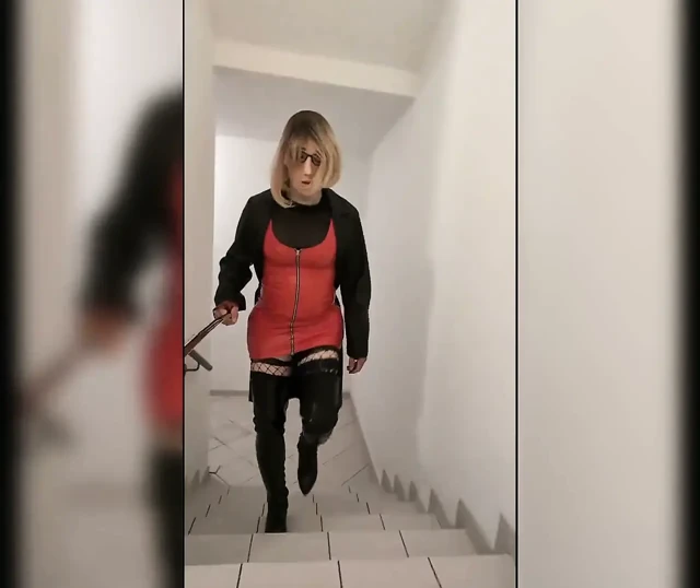 Park evinde yürüyüş, overknee çizmeli sarışın, kırmızı pvc elbise ve uzun deri ceket
