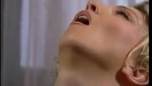 Muhteşem hatun ıslak amcığını büyük bir yarakla sert siktirmeyi seviyor