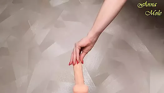 Dildoya binerken sert zonklayan yarağını hayal ediyorum