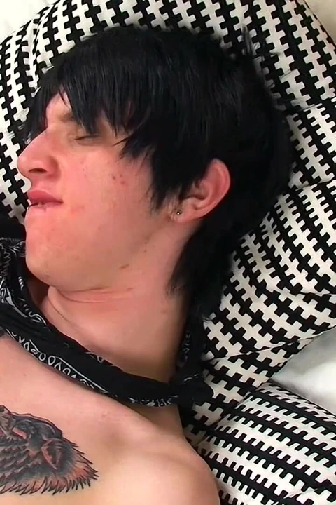 Emo twink kevin boşalmayı seviyor