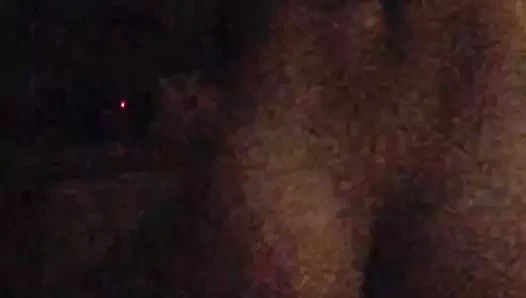 Kulübede gece mutfakta sikişiyor, amatör orta yaşlı seksi anne oturuyor ve inliyor