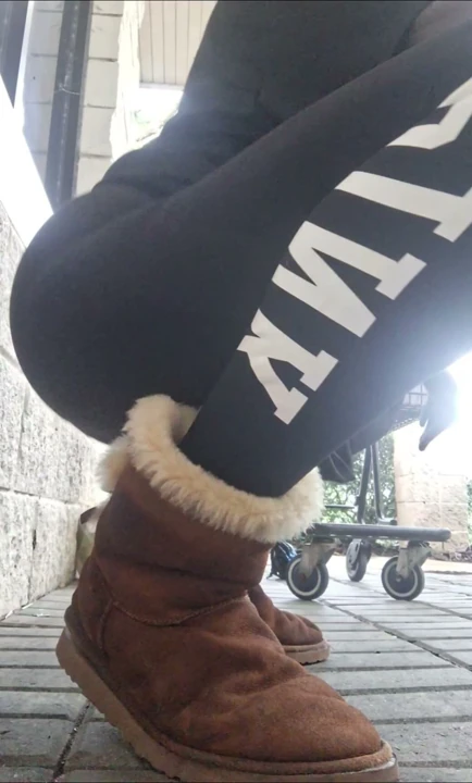 Bu kıçın günahkâr bir ritimle ve kirli niyetlerle zıpladığını izle. Seni baştan çıkaracak kadar tatlı, seni takıntılı hale getirecek kadar şeytani.