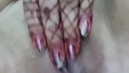 Hintli kız banyoda amcığını temizliyor