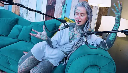 Z hakkında konuşuyorum - zeal - asmr podcast sfw konuşuyor gotik sıska kız dreadlocks dövmeli model dövmeli kız