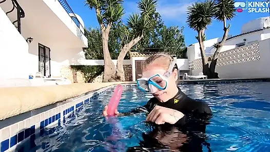Su altında dildo sakso çekiyor - neoprene maskeli emiyor sürtük