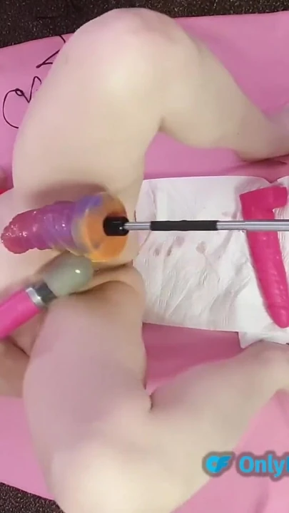 Essex kızı Lisa ile makine ve sihirli değnek vibratör mastürbasyonu | Klip 3