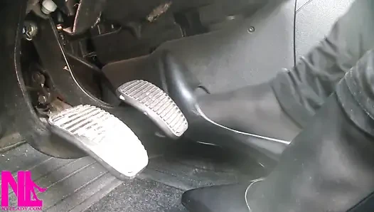 Siyah külotlu çorap ve gri patentli yüksek topuklu ayakkabılarla pedal pompalıyor