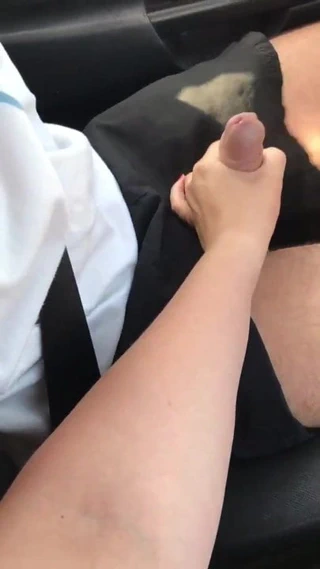je masturbe mon  mec en voiture
