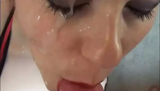 Kızıl saçlı soluk tenli yüz bebeğim