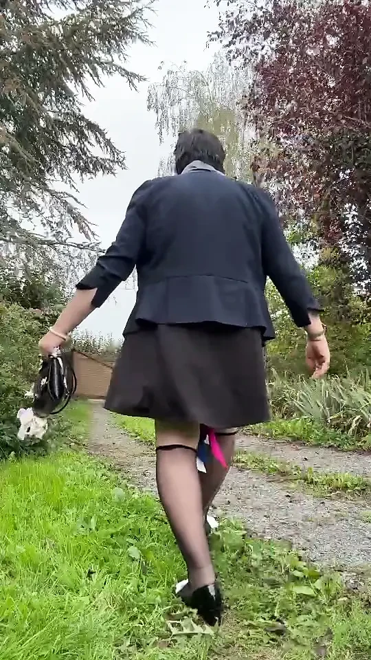 Akşam için siyah askılı etekle hızlıca giyindi