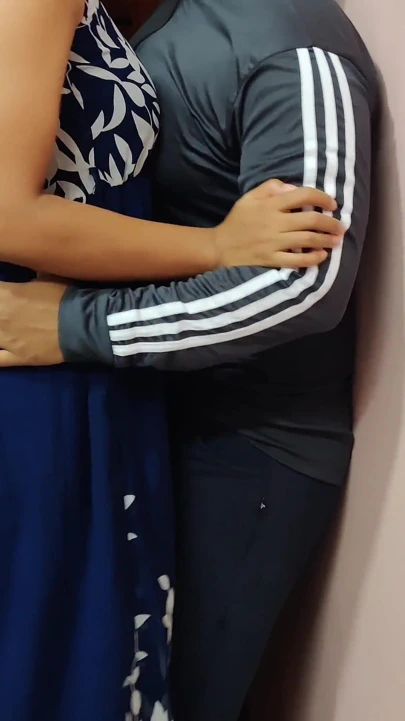 Azgın ateşli evli kadın ve üvey erkek kardeşinin bir ilişkisi var.