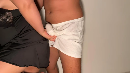 Tam orada yatağın yanında, ellerimiz ikimizin de istediğini keşfetmeye başladı