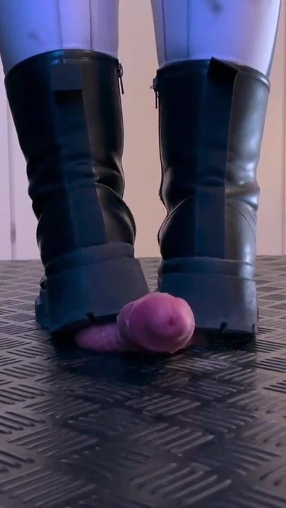 İki çift savaş çizmesiyle yarağını ve taşaklarının dayanıklılığını test ediyor - yarak topları eziliyor, ayakkabıyla muamele, önyükleme, cbt | Klip 1