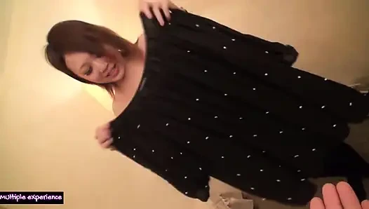 Yumuşak pembe allure doğal bir güzellik olarak uyanıyor ilk üçlü anları yaşıyor