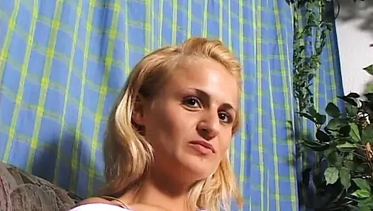 Sarışın genç kız oyuncu seçmelerinde küçük göğüslerini gösteriyor