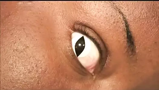 Siyah harika kız gerçek bir kovboy kız gibi beyaz yatakta büyük siyah horoz sürmek