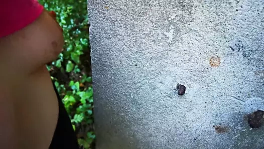 Göğüslerini çok sert şeyler üzerinde bastırın ve sonra tokatlayın