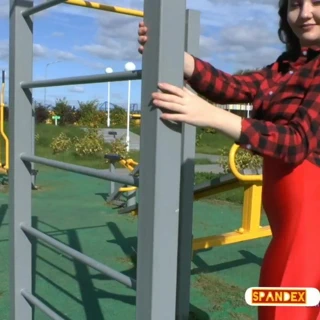 Yüzünün üstüne oturmaya hazır elastanlı seksi Çek kadın