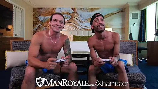 Manroyale video oyunu bağımlıları sikişmek için ara veriyor