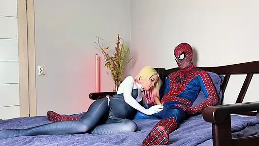 Gwen Stacy örümcek adamın yarağına biniyor