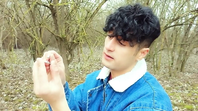 Twink açık havada penis tıkacıyla mastürbasyon yapıyor - içinde üretral top ile döl sızdırıyor