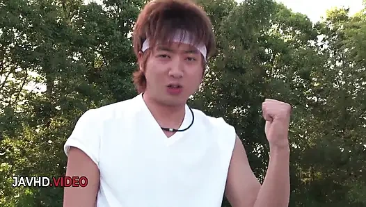 Japon orta yaşlı seksi kadın Sara Saijo'nun birden fazla adamla açık havada grup seks macerası