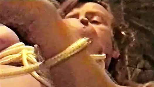 Fahişe christel - onu kedi şampanya şişesi