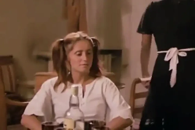 Hizmetçiye lavman veriyor