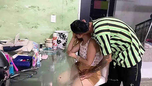 Kuzenim tırnaklarını yaparken onunla sikişiyorum