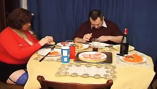 Fransız nine yemekte yarak emiyor