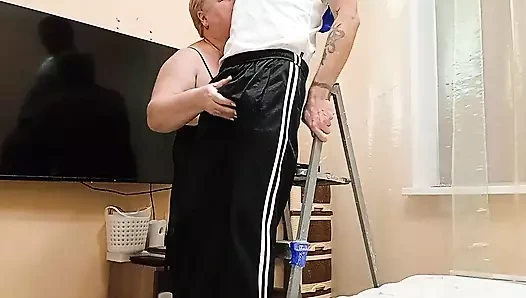 Avizeyi tamir ettikten sonra kayınvalidem boşalmak için sikimi sıvazlıyor